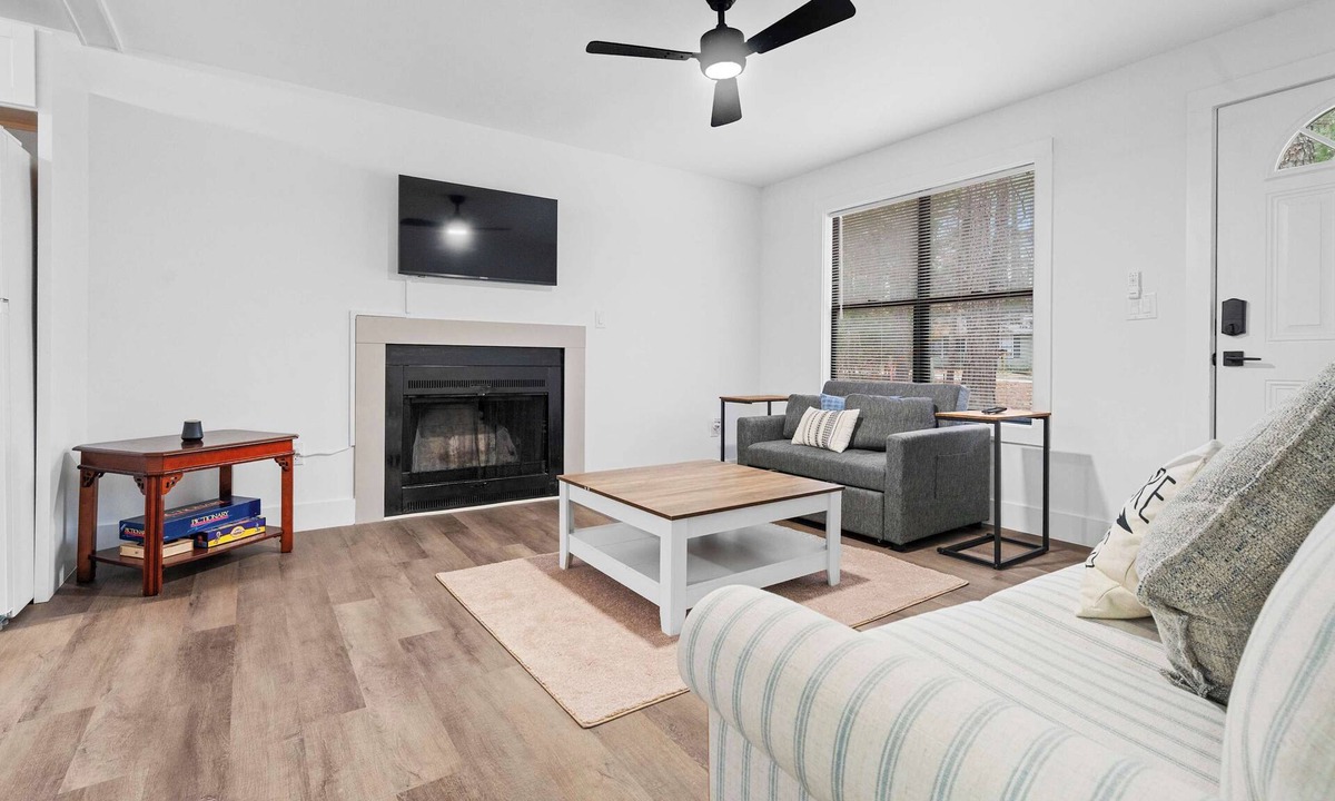 Chapel Hill House | Minutes From UNC - 15 Min to Duke - Private Deck