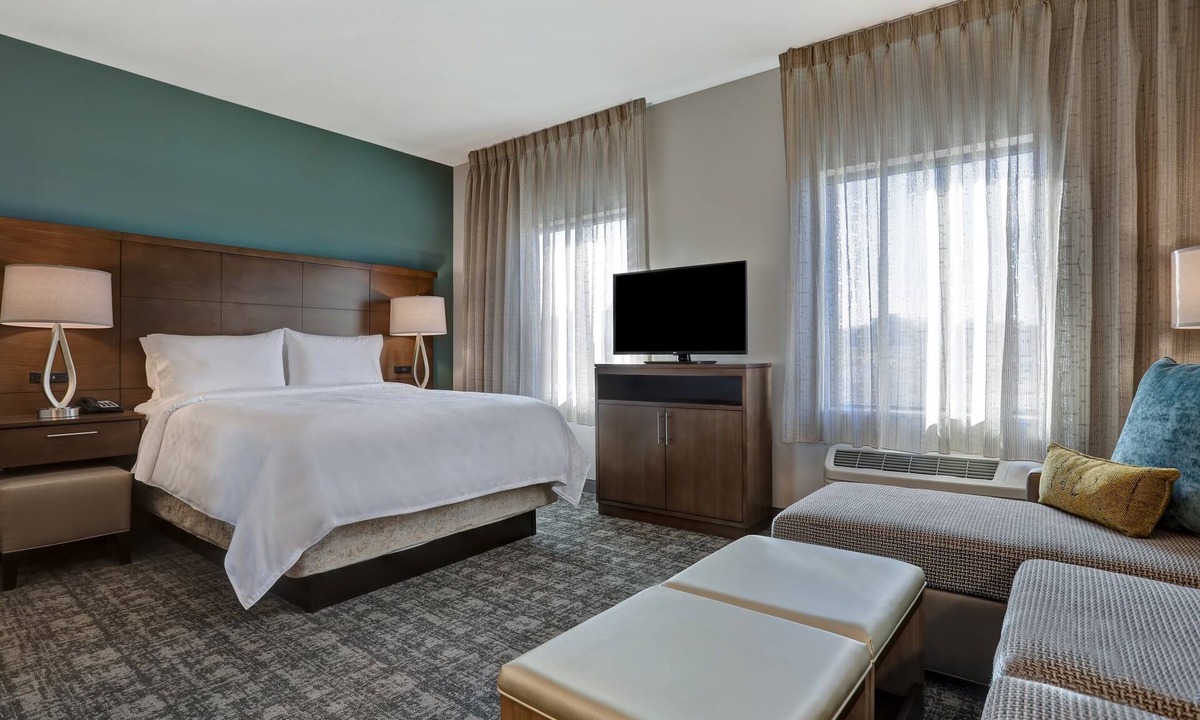 Overland Park Apartment | Mobility-Accessible Queen Studio w/Kitchen