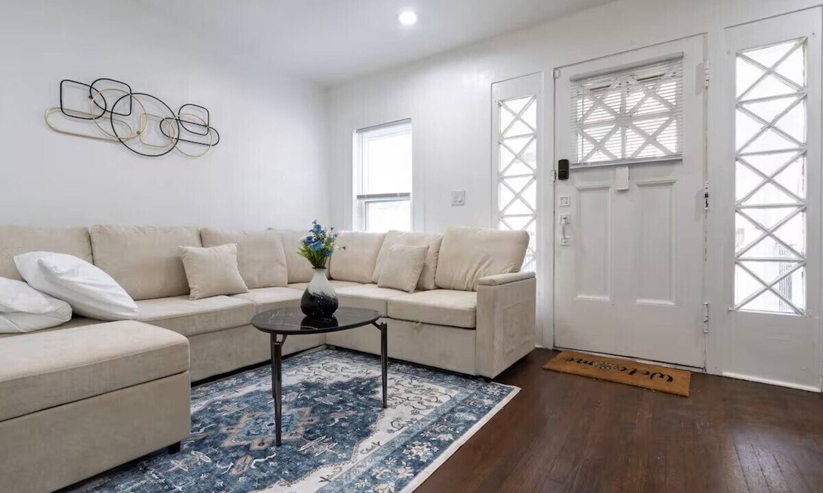Skokie House | Modern 2-Bedroom House with Free Parking and Convenient Location,