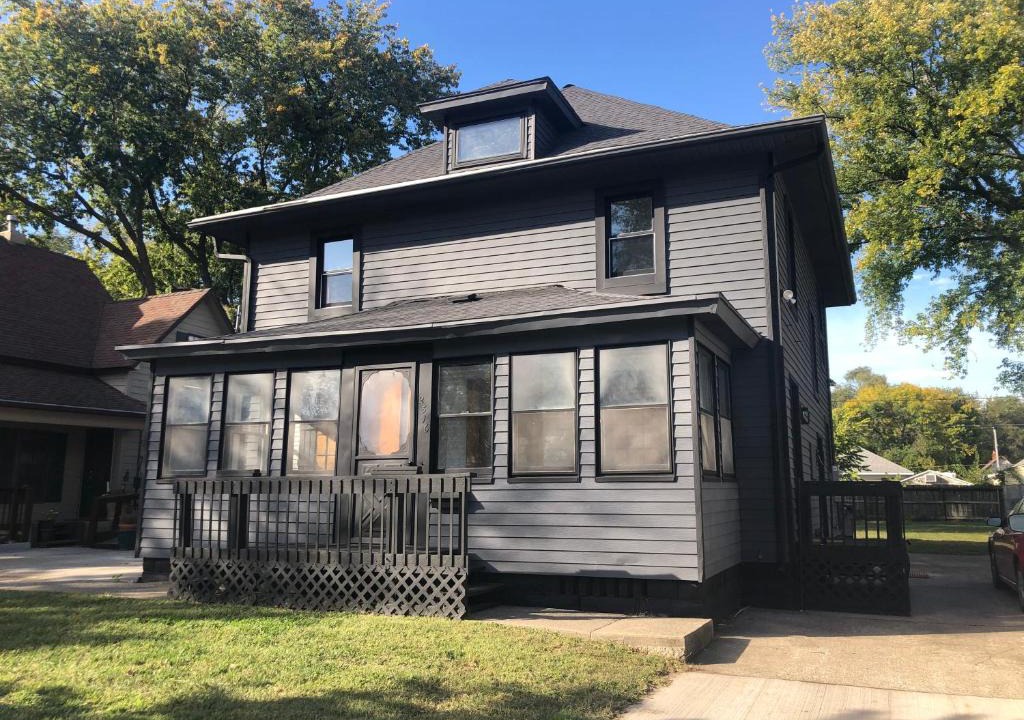 Des Moines Apartment | Modern 2 Bedroom with King near downtown w yard