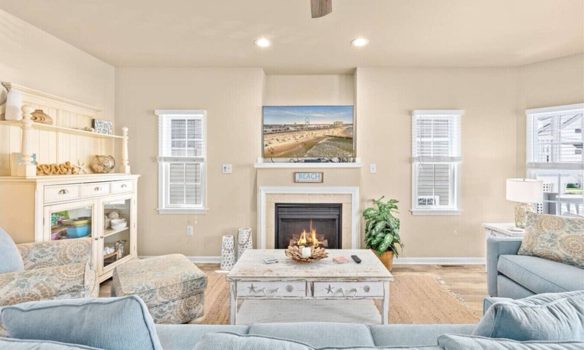 Gold Coast Condo | Modern 3 Bedroom w/Parking – Walk to Beach!