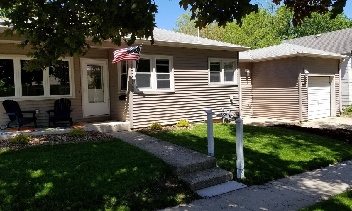 Clear Lake House | Modern 3-BR Downtown Retreat – Walk to City Beach, Dining, Shops & Nightlife