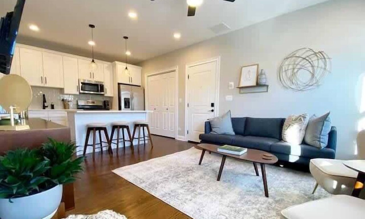 West Lakeview Condo | Modern 4 Bedroom Condo in Lakeview