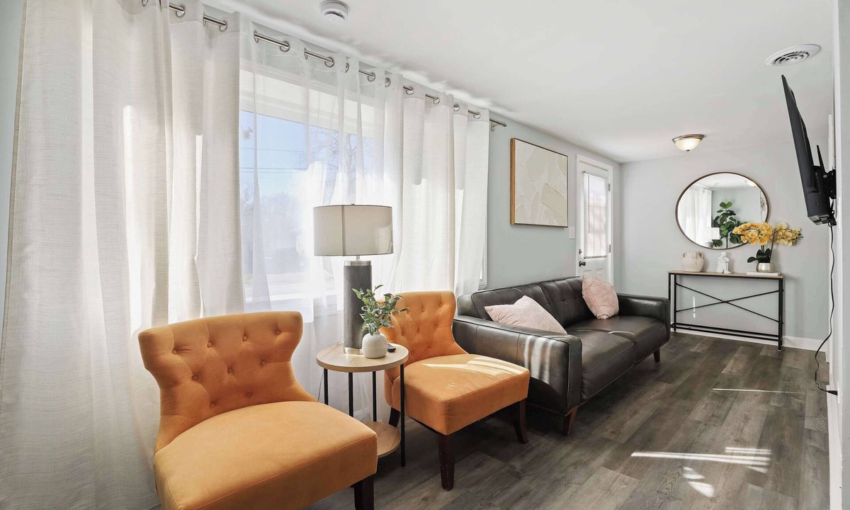 Russell House | Modern 4BD 2BA Home Near Downtown Metra