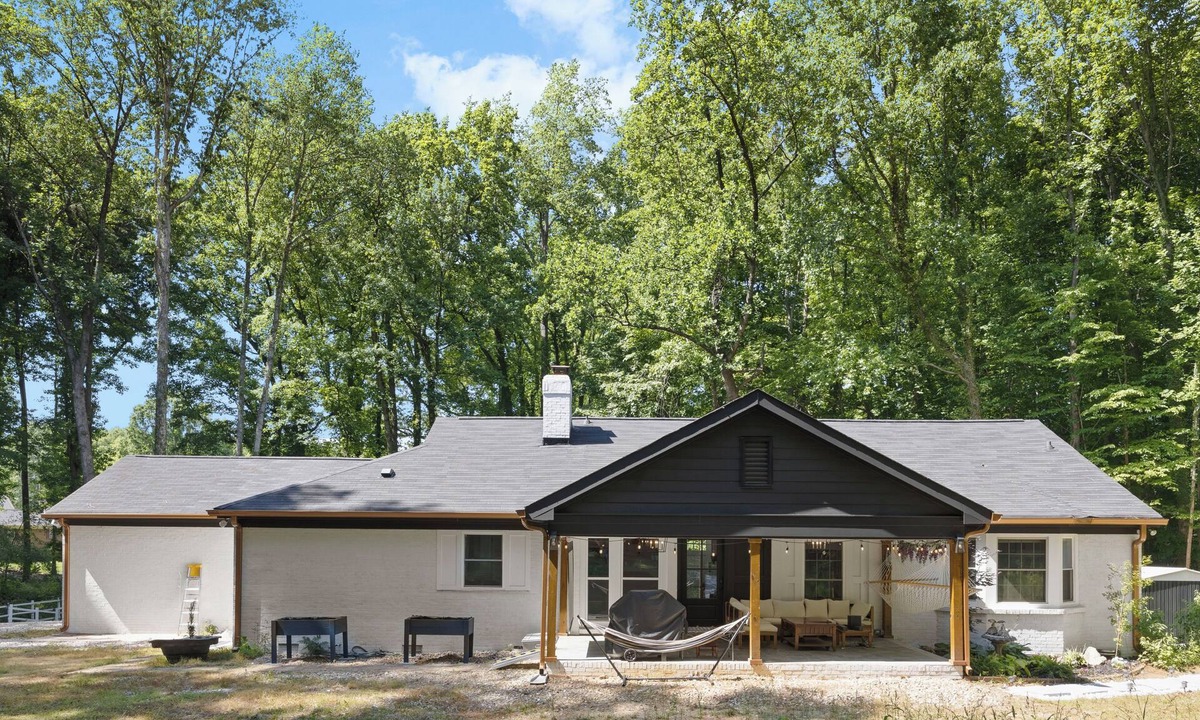 Charlotte House | Modern 5BR Retreat w/Game Room, Patio & Private Backyard 13 min to Uptown