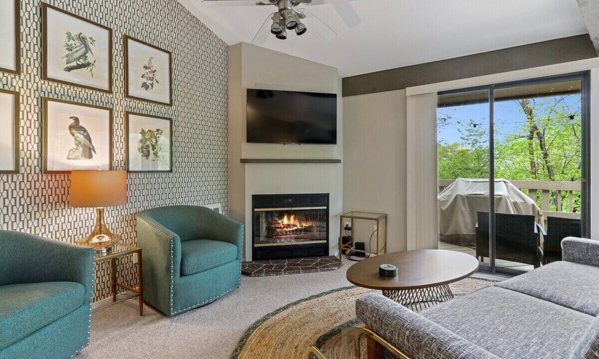 Fontana Condo | Modern Abbey Springs Condo Pools, Private Beach, Golf Cart & Lake Life