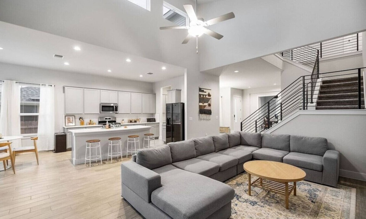 Austin Cottage | Modern and lux 4B House With Office, 20 min to DT