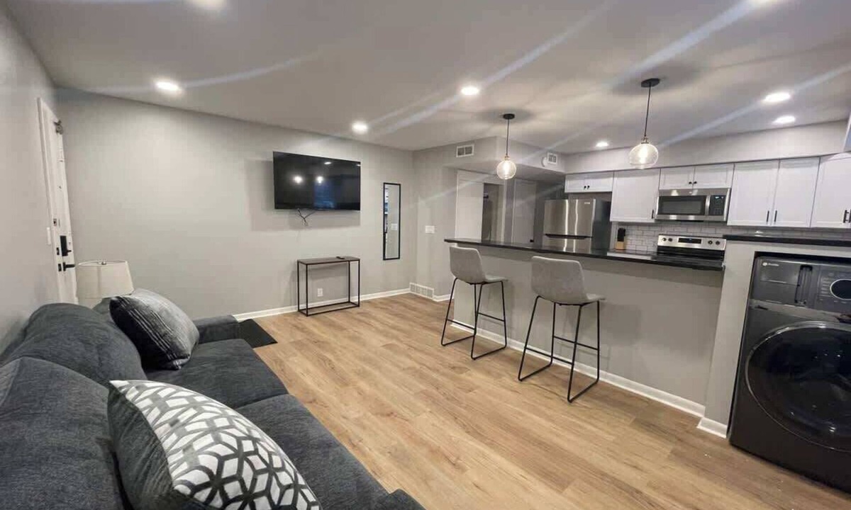 Joslyn Castle Apartment | Modern Apartment Near UNMC & Walkable Dining