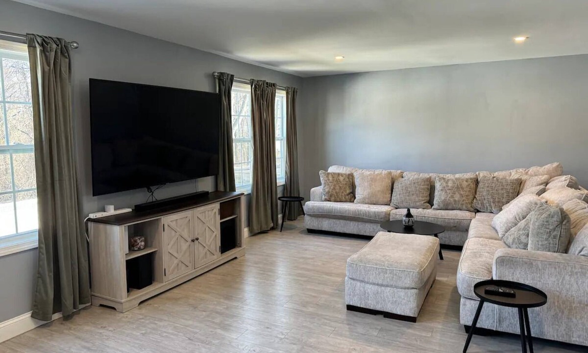 Port Monmouth House | Modern Beach House + Stock Tank Pool! 5 Mins to Sandy Hook Beach + NYC Ferry