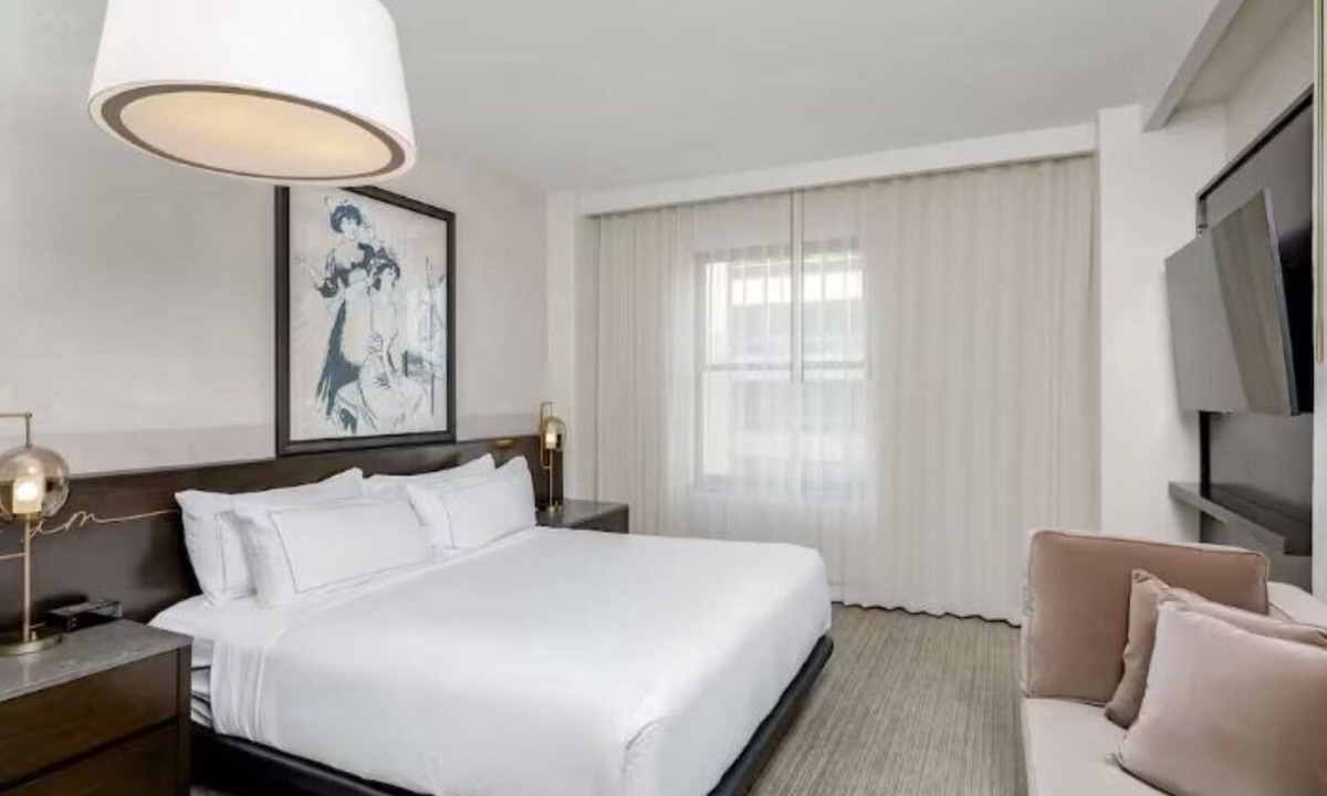 Court Avenue Entertainment District Hotel | Modern Comfort Meets Historic Charm Near Wells Fargo Arena and Convention Ctr