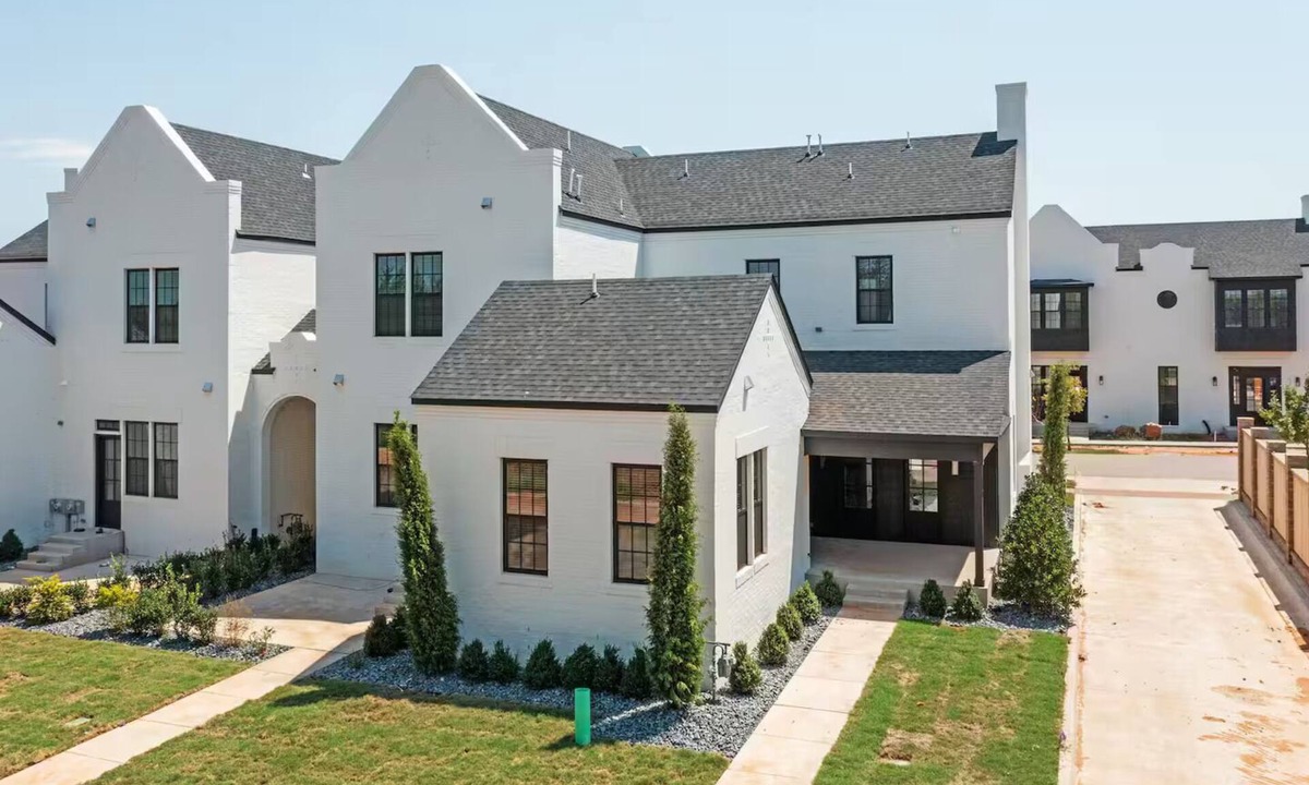 Wheatland House | Modern & Comfy Gem - Walk to Shops & Food