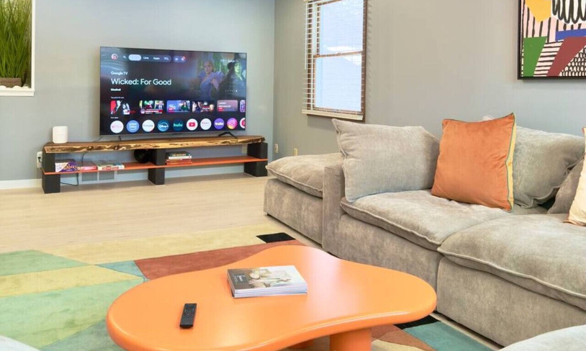 Sioux Falls House | Modern Cozy Brown House | Stylish Stay Near Downtown