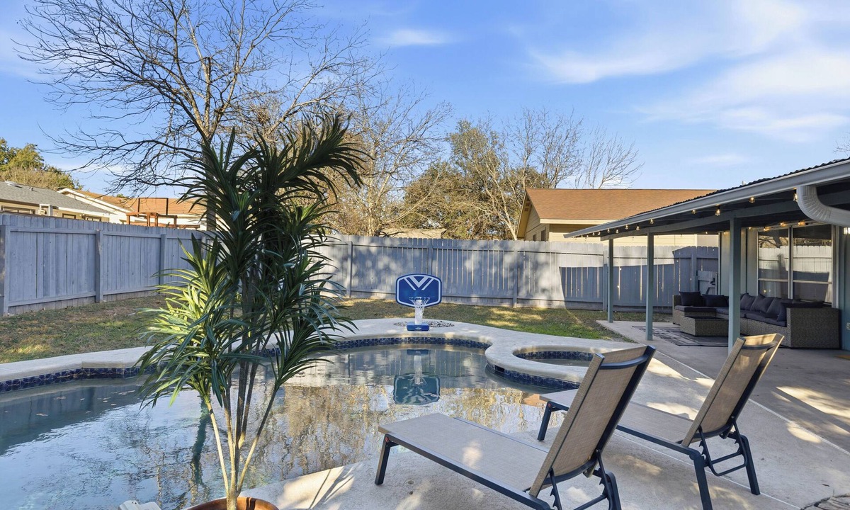 Quail Hollow House | Modern Designer HomePrivate PoolKing BedNear The Domain