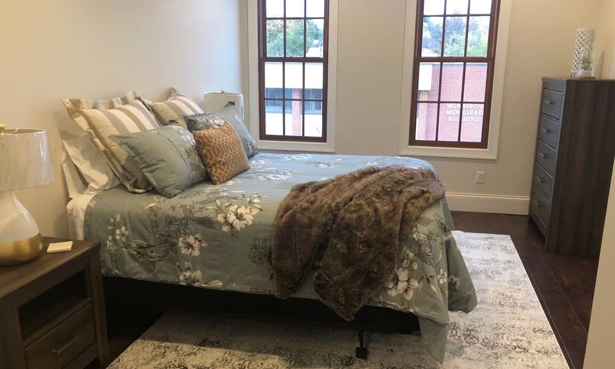Morrison Apartment | Modern Downtown Loft- Fast Wi-Fi, Walk to Cafes & Shops -Work + Relax