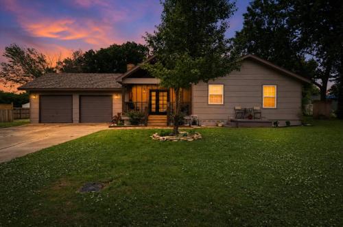 Tulsa House | Modern Farmhouse 3BR Tulsa Oasis home