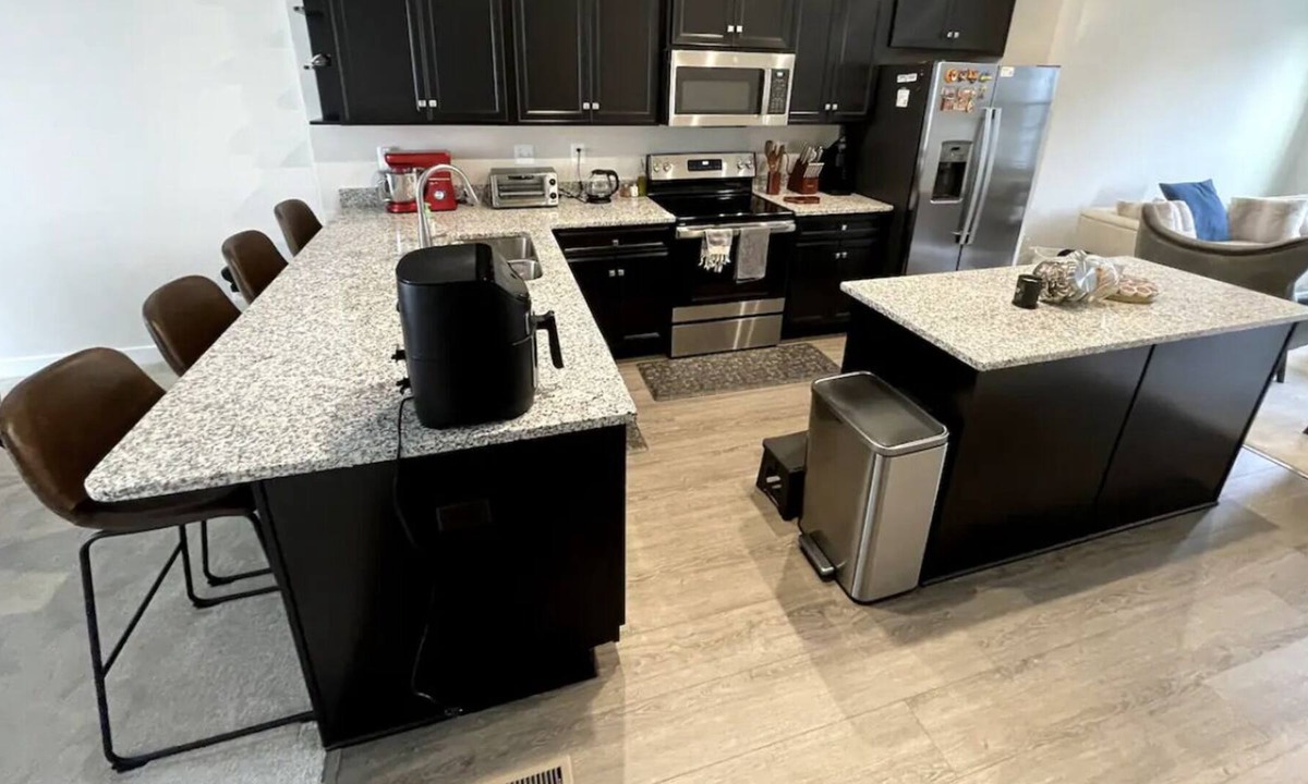 Glen Burnie House | Modern gateway near BWI/DC