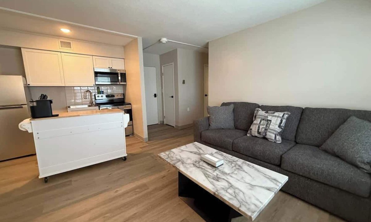 North Central Omaha Apartment | Modern Heights Apartment Near Pickleball & Gym