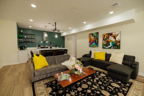 Acworth House | Modern Kitchen 3BR BSMT Priv back Entry Near Lake