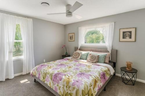 Copperas Cove House | MODERN LUX 3BR HOME - King Bed - 10 mins to FT HOOD - Fenced yard - Pets ok- Family friendly -LONG or SHORT TERM