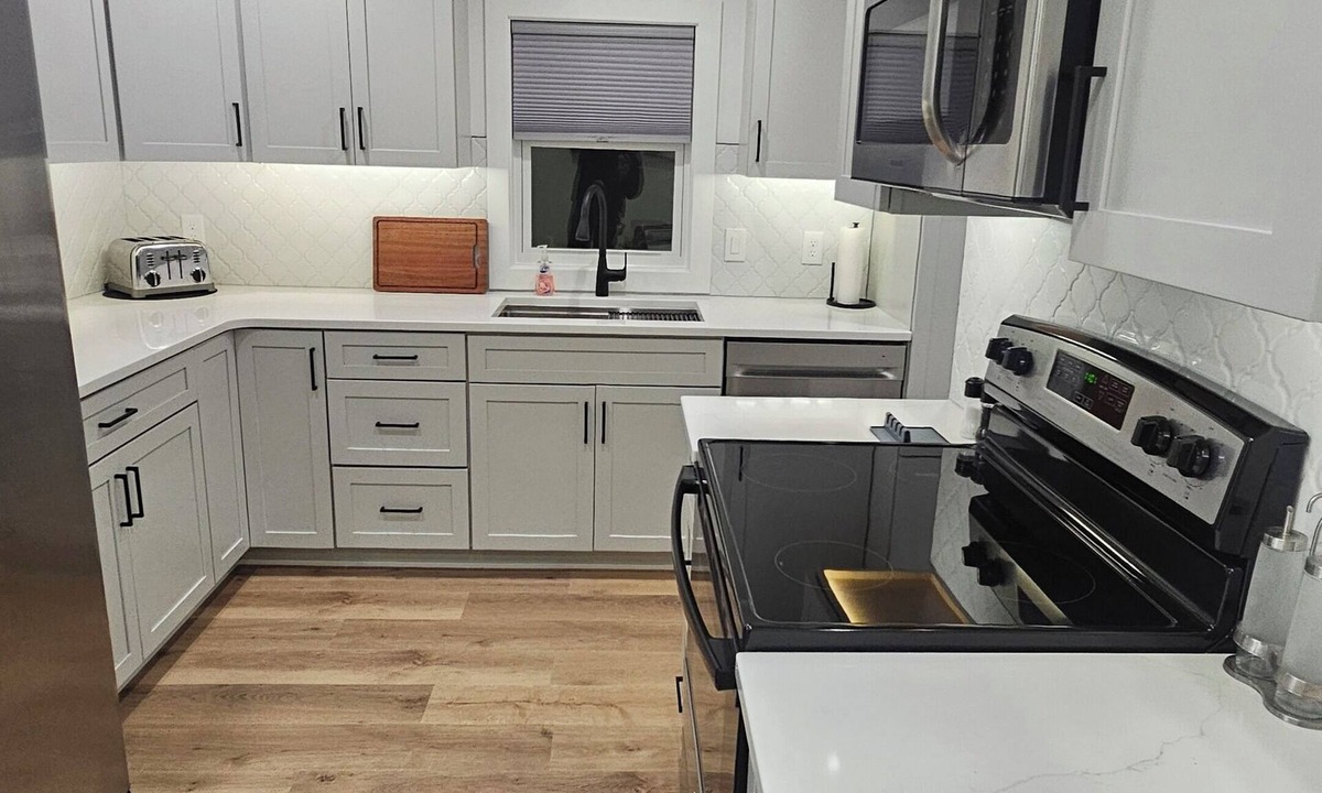 Ames House | Modern Luxe Near Campus ‐ EV Charger-Stylish Stay