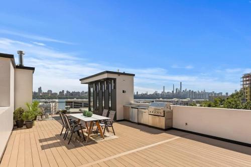 North Bergen House | Modern Luxury 4BR Townhome Den NYC Views