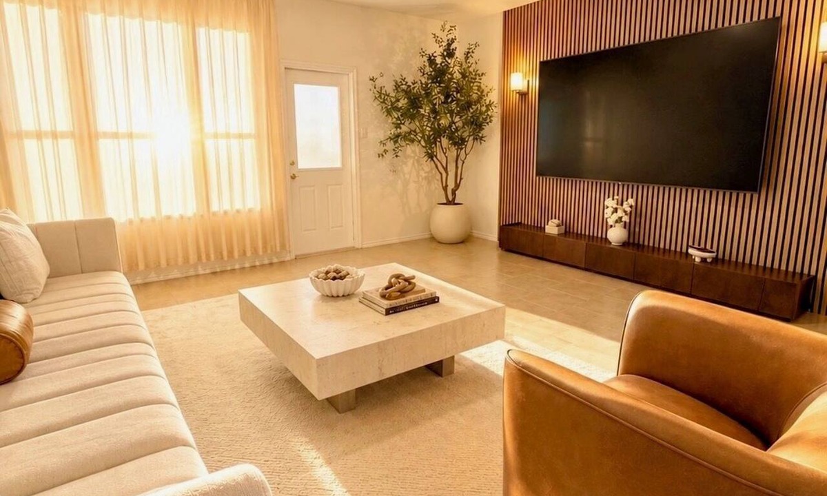 Killeen House | Modern luxury home/100” tv/3 queen beds/clean, quiet, & comfortable