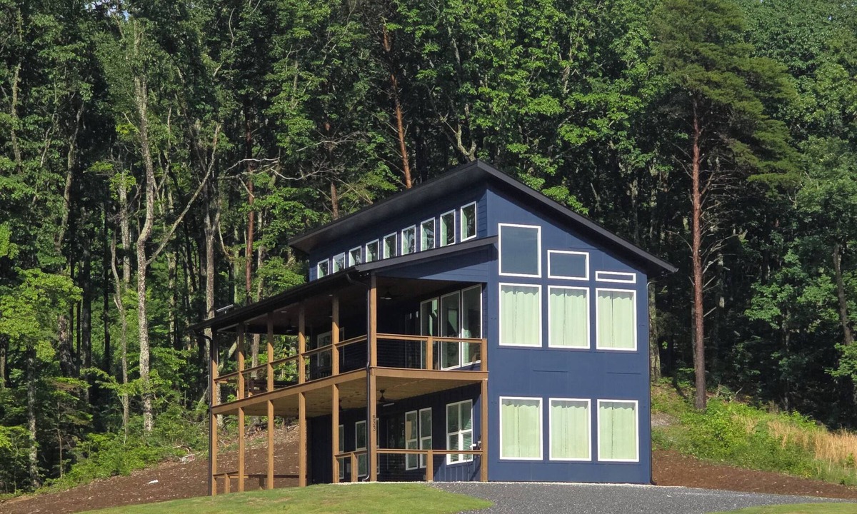 Talking Rock House | Modern Mountain Retreat with Deck Swing & Views