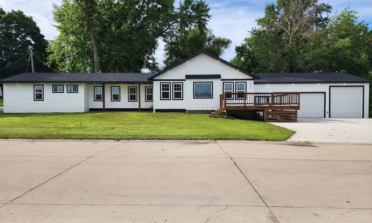 Ventura House | Modern & open 3-bedroom house with 3 stall garage in a perfect location.