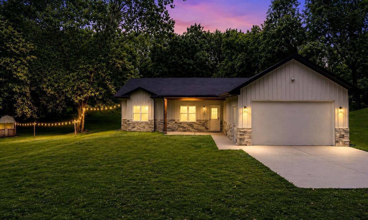 Avondale House | Modern Ranch | 3 King Beds | Fire Pit |
