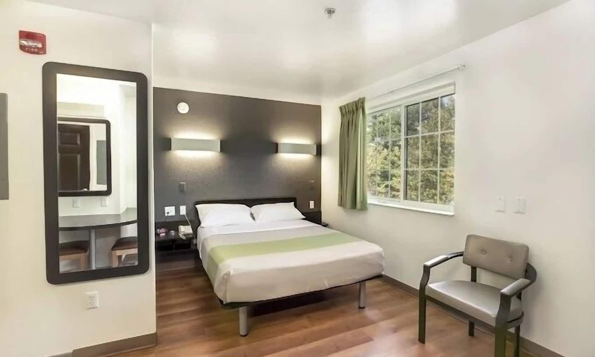 East Brunswick Hotel | Modern Retreat Near Rutgers