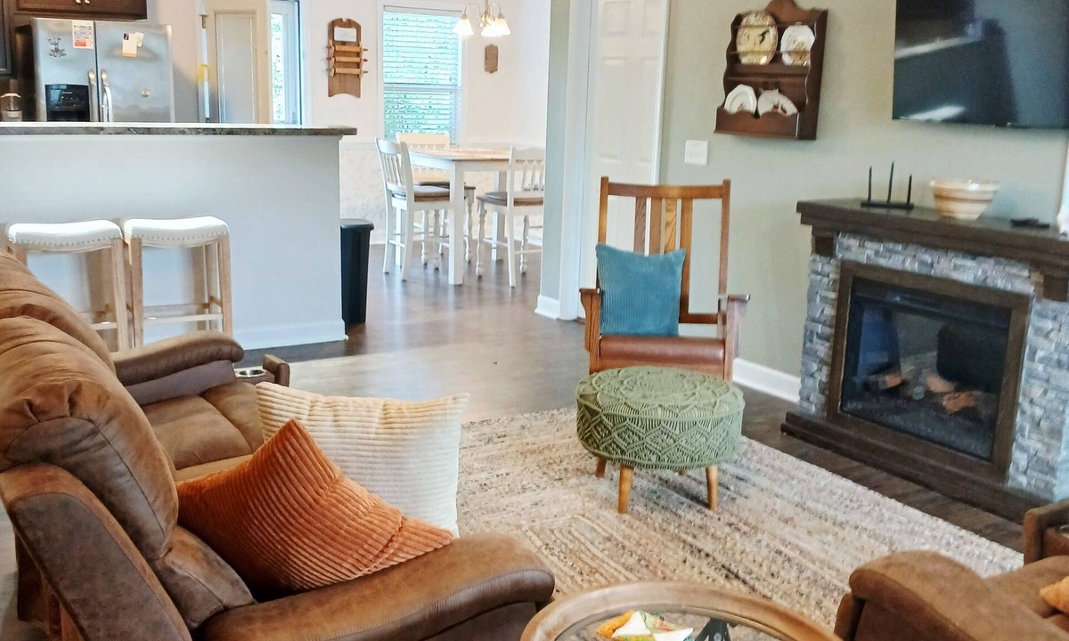 Jacksonville House | Modern, spacious 3 bed country home close to Camp Legeune and shopping.
