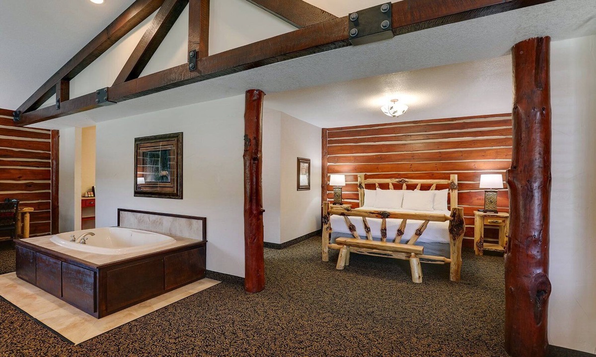 Johnston Hotel | Modern Stay in Johnston w/Pool | Pet- Friendly | 4.5 mi to Greenbelt Trail