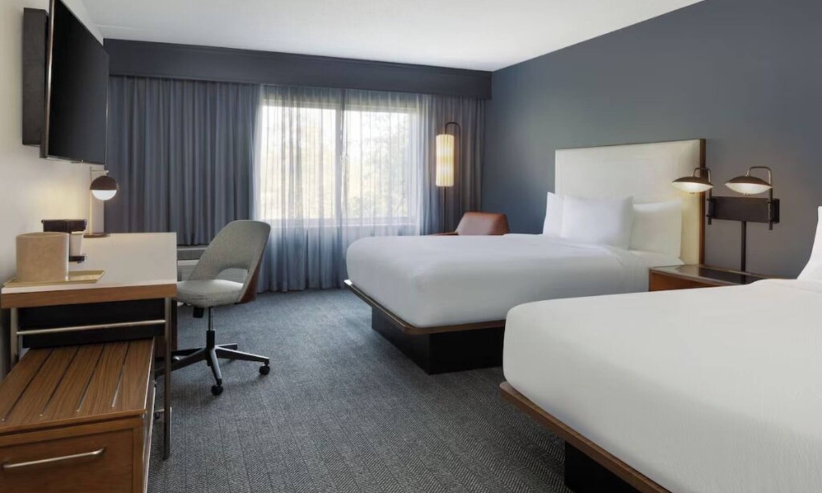 Hopelawn Hotel | Modern Stay with 2 Queen Beds, Free Parking, and Close to Major Highways