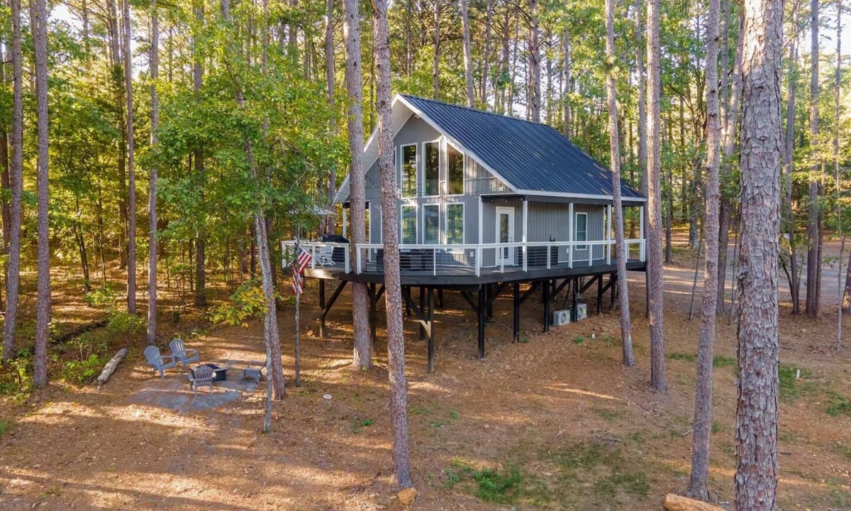 Newnata Cabin | Monarch Manor Treehouse at Greers Ferry Lake in Shirley, AR