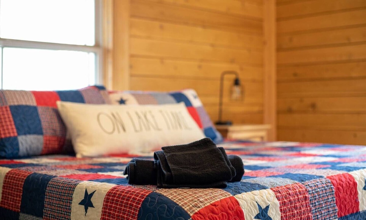 Afton House | Monkey Island Lodge - 4B/2BA Log Cabin - Lake View