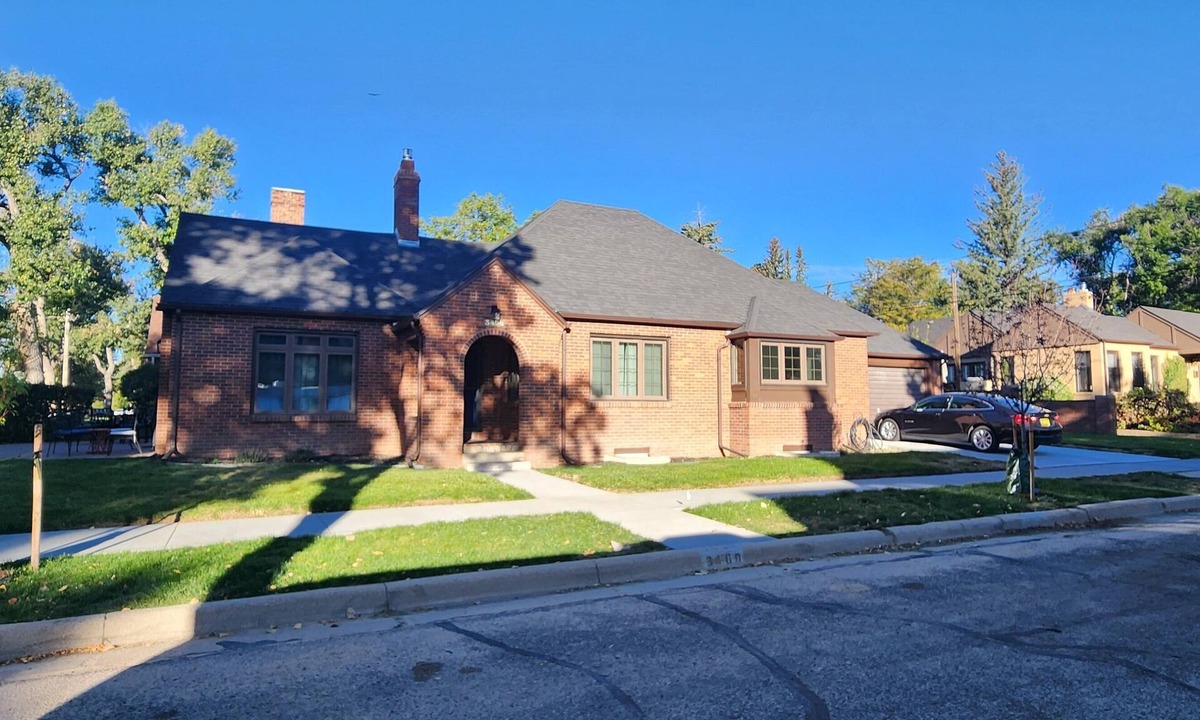 Cheyenne House | More on Moore, Remodeled Historic Home w/AC, 4BR/2BA, Washer & Dryer Sleeps 8