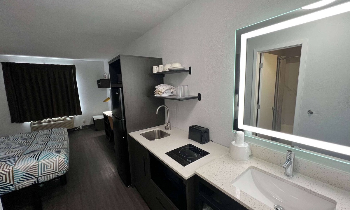 Altoona Hotel | Motel 6 Altoona, IA - Des Moines East
