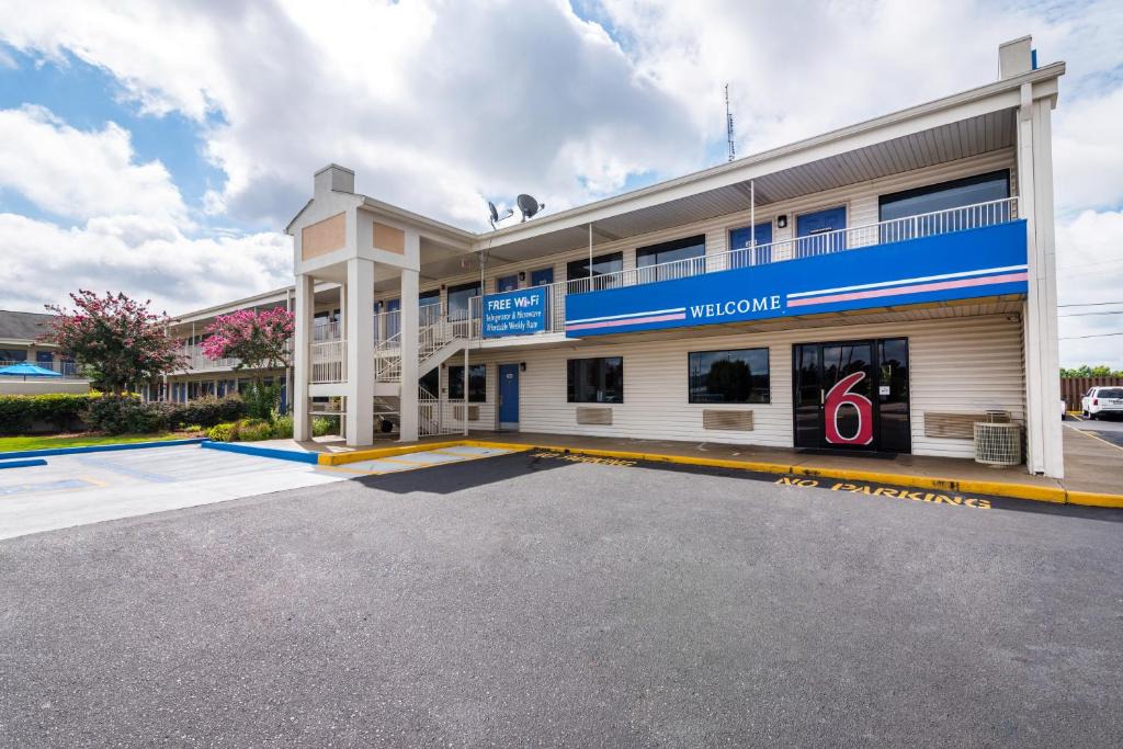 Oxford Hotel | Motel 6-Anniston, AL
