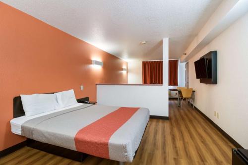 Davenport Hotel | Motel 6-Davenport, IA
