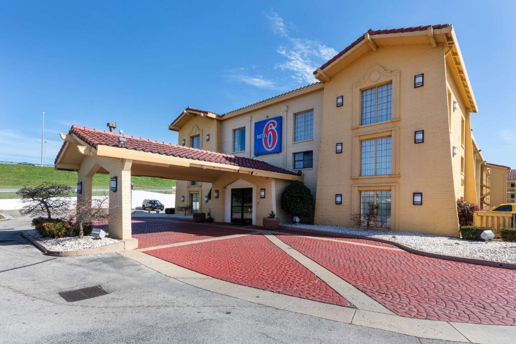 Ashley Oaks Hotel | Motel 6-Knoxville, TN