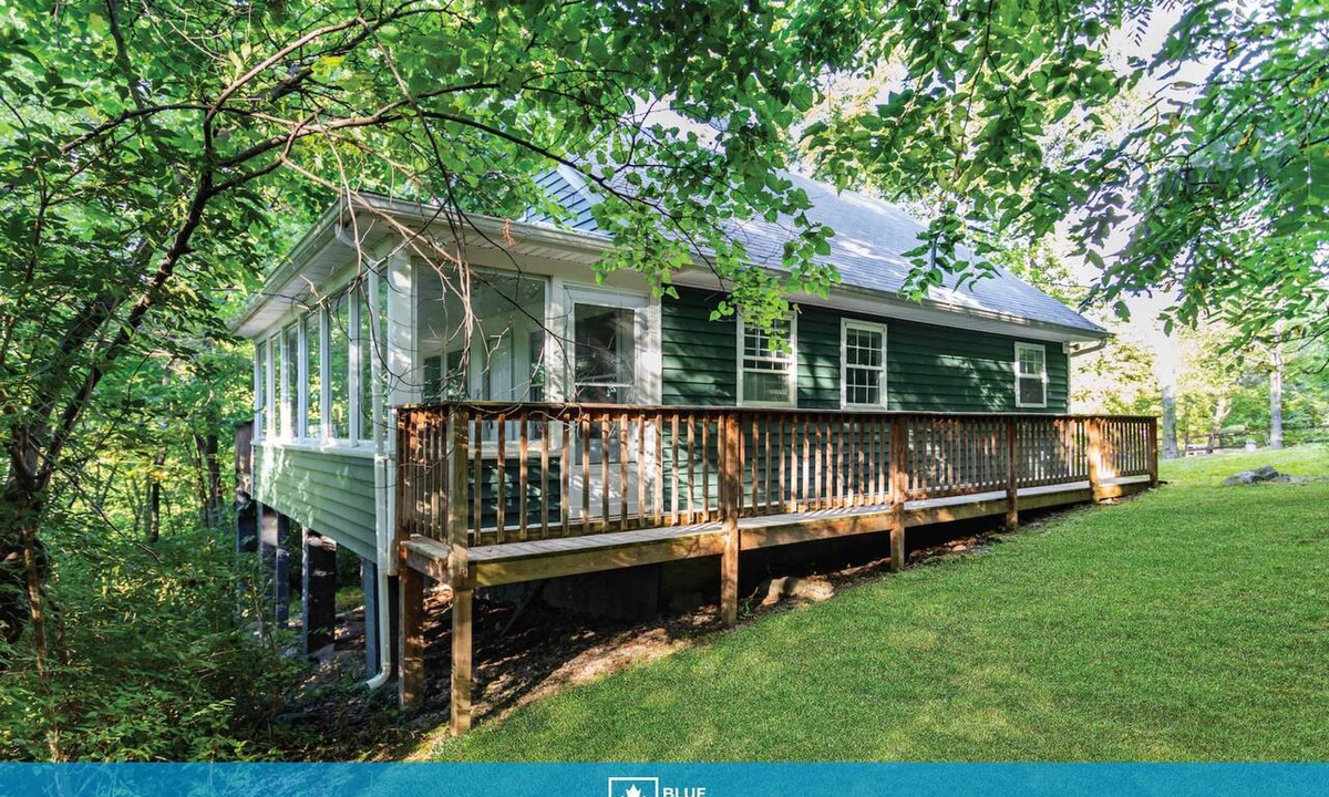 Front Royal House | Mountain home w/hot tub & sunroom