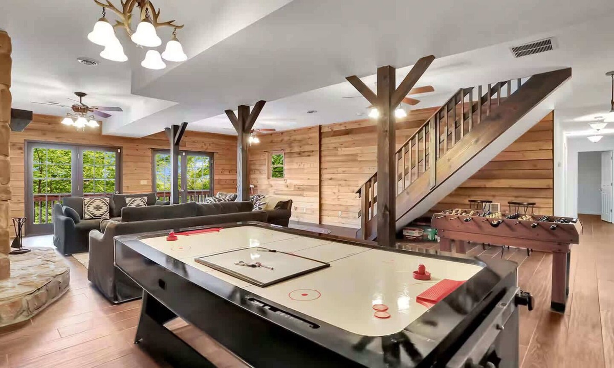 Berkeley Springs Ski Chalet | Mountain lodge w/hot tub & game room