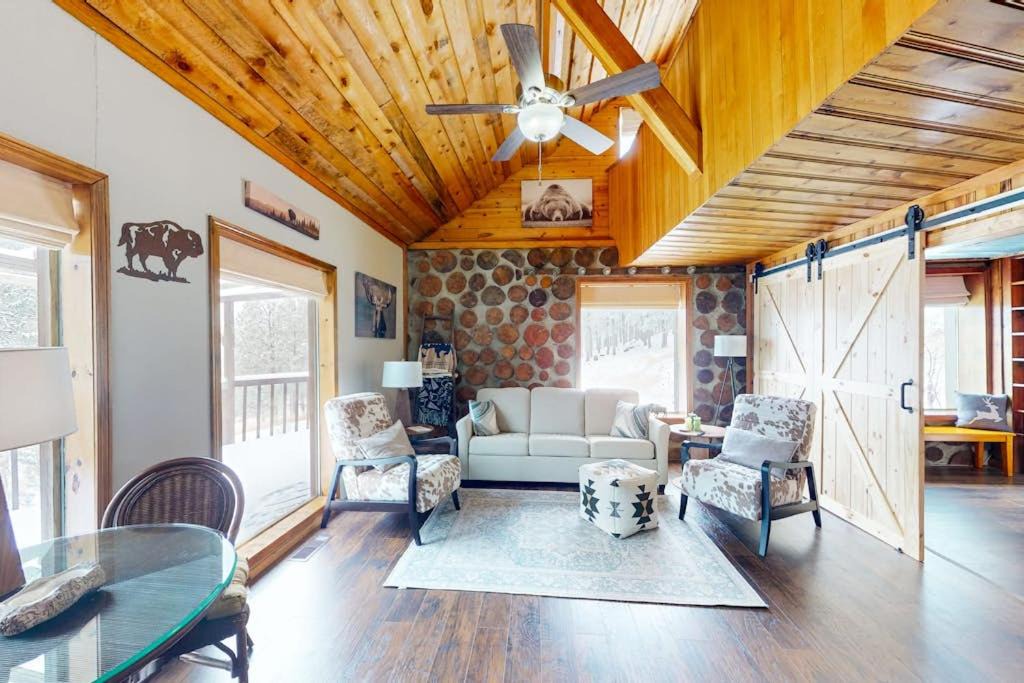 Custer House | Mountain-Top Haven