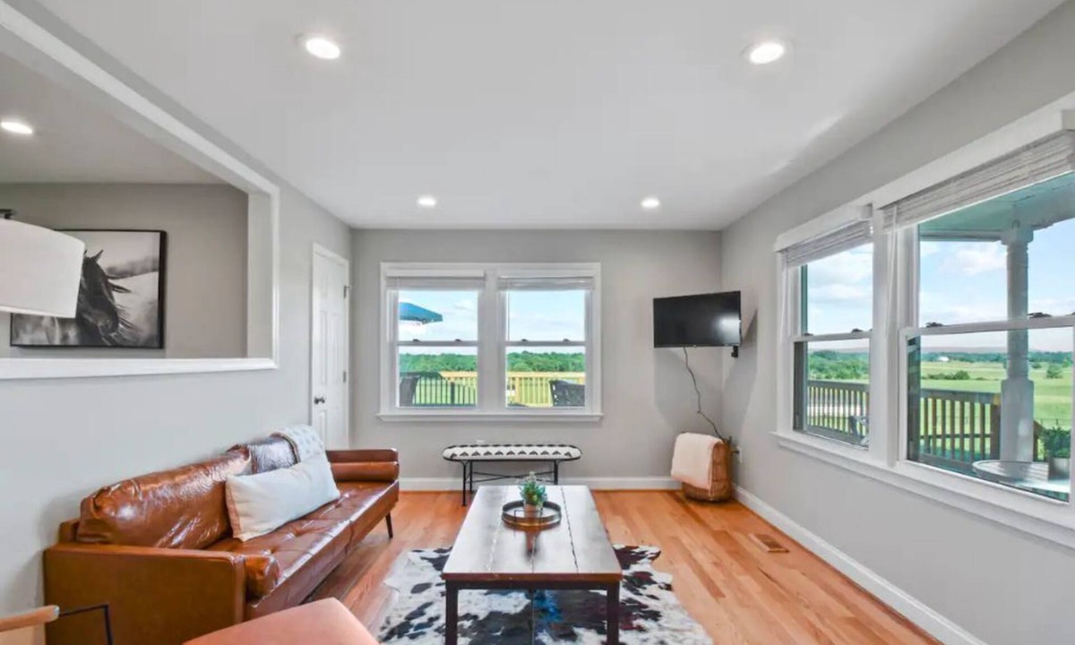 Berryville House | Mountain View Cottage @ 66-acre Horse Farm