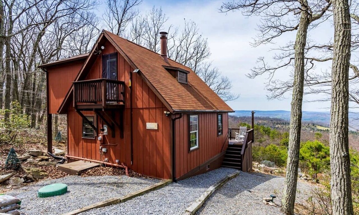 Capon Bridge Cabin | Mountaintop Cabin with Amazing Views, Hot Tub, Fire Pit and Deck - Surrounded by Nature in Capon Bridge, WV