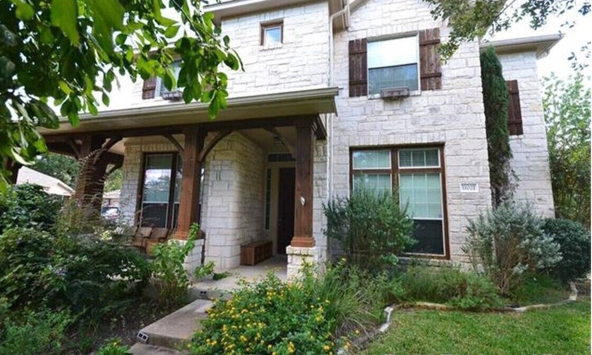 The Hielscher House | MOVE-IN READY/4BR/3.5BA/GREAT SCHOOLS/QUIET STREET/LOVELY NEIGHBORHOOD