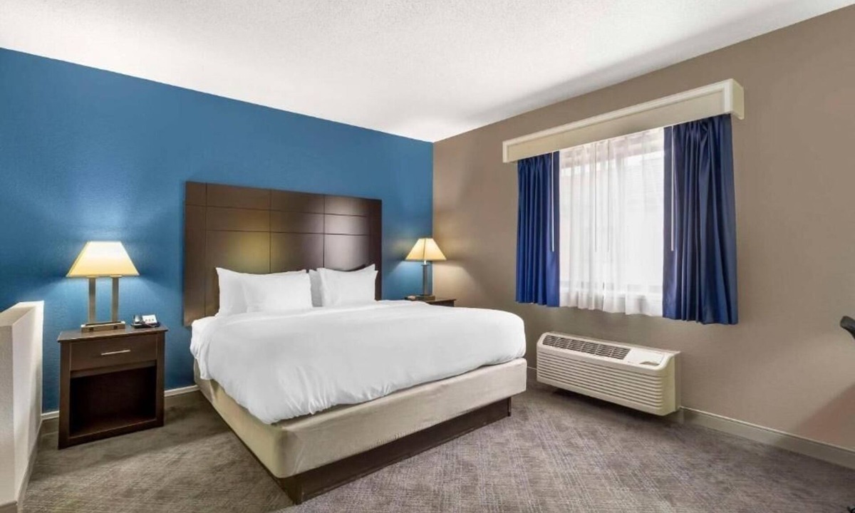 Mundelein Hotel | Mundelein Escape with Breakfast | Near Lake County Fairgrounds - 6.0 miles