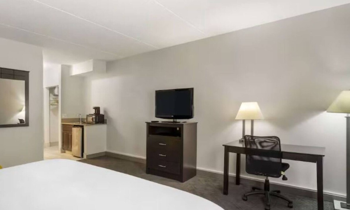 Mundelein Hotel | Mundelein Stay | 4 Pet-friendly Units | Close to Vernon Hills Art - 3.6 miles