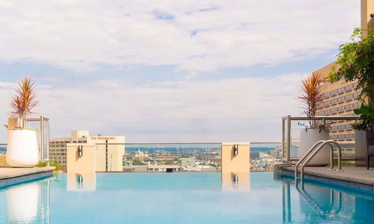 Logan Square Hotel | Museum Mile Stay | Gym. Rooftop Pool. Full Kitchen
