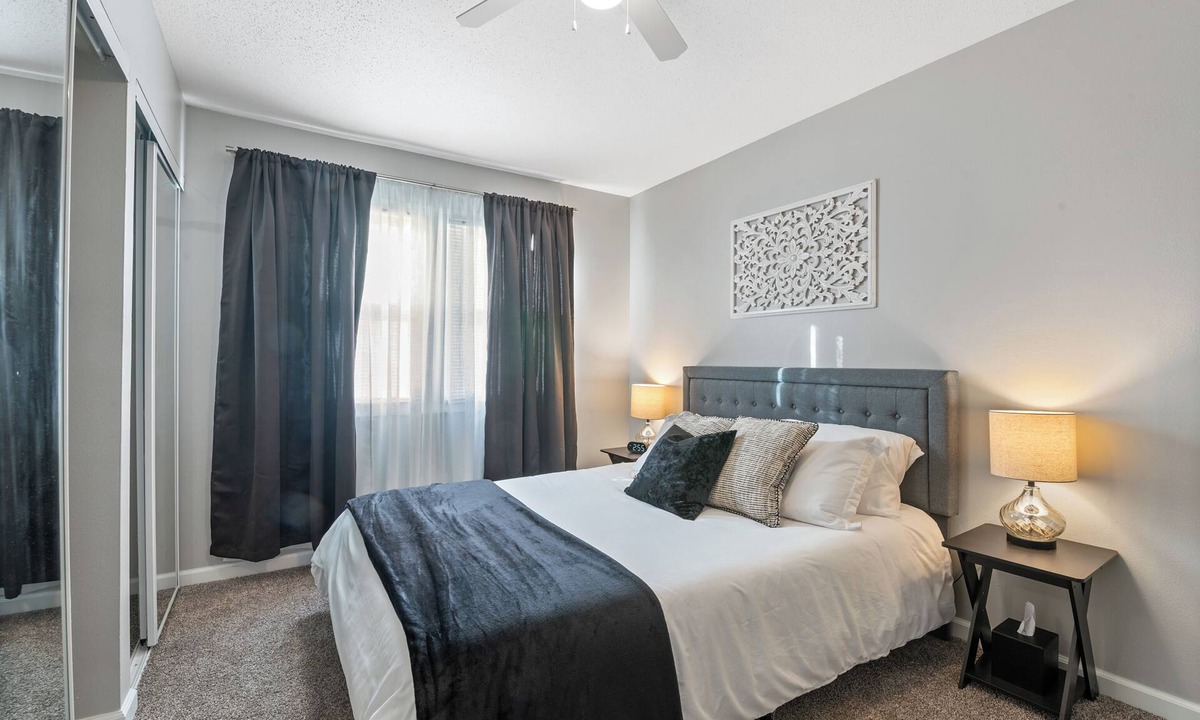 Quad Cities House | Near I-80 | Clean, Comfy & Convenient | Work Crew